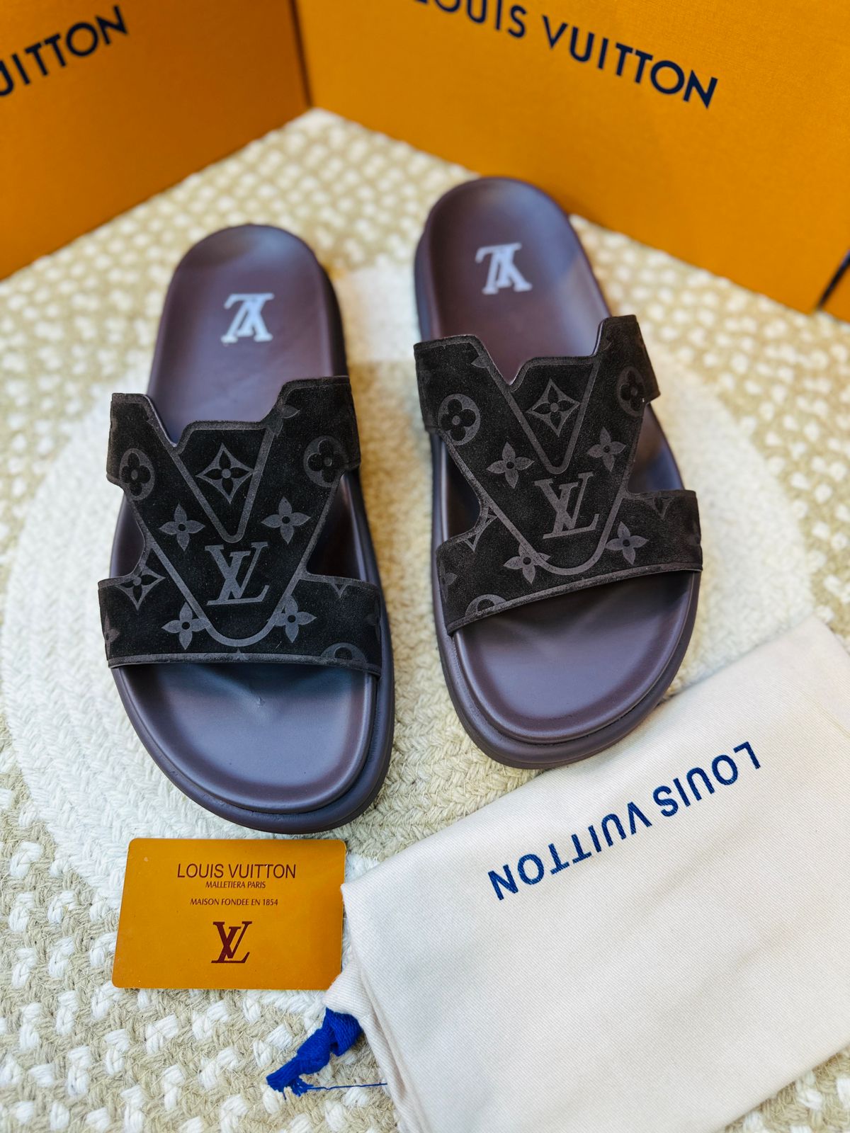 (lv) Luxury Sandals – Premium Comfort & Style