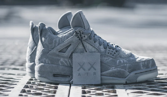 J4 KAWS - Glow in dark